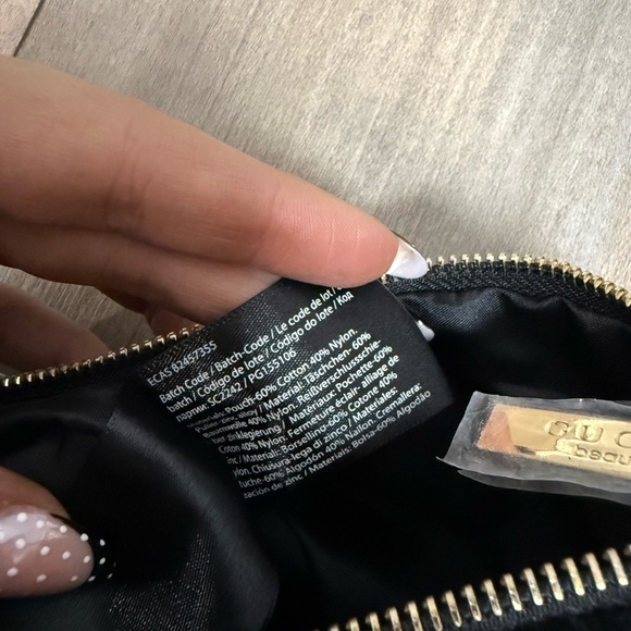 NWT Gucci Beauty velvet monogram pouch black - Picture 4 of 6